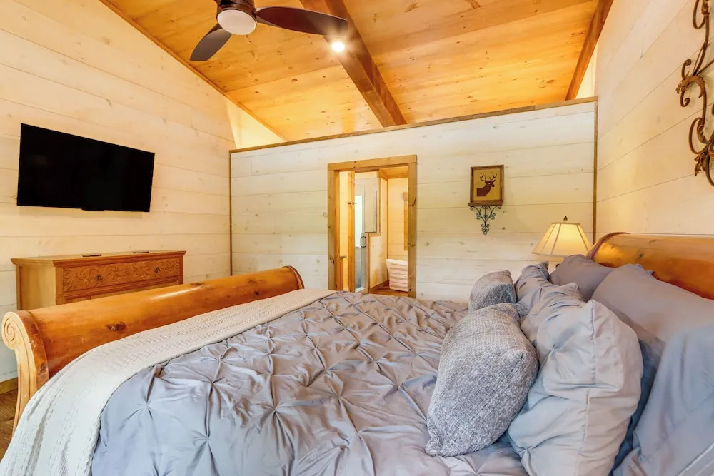 Blue Ridge Cabin w/ Hot Tub, Deck & Mountain Views