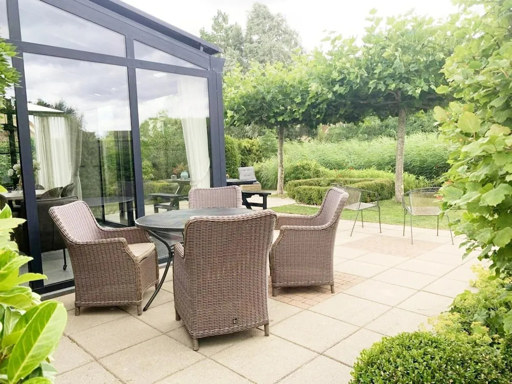 Spacious Bungalow Near Water