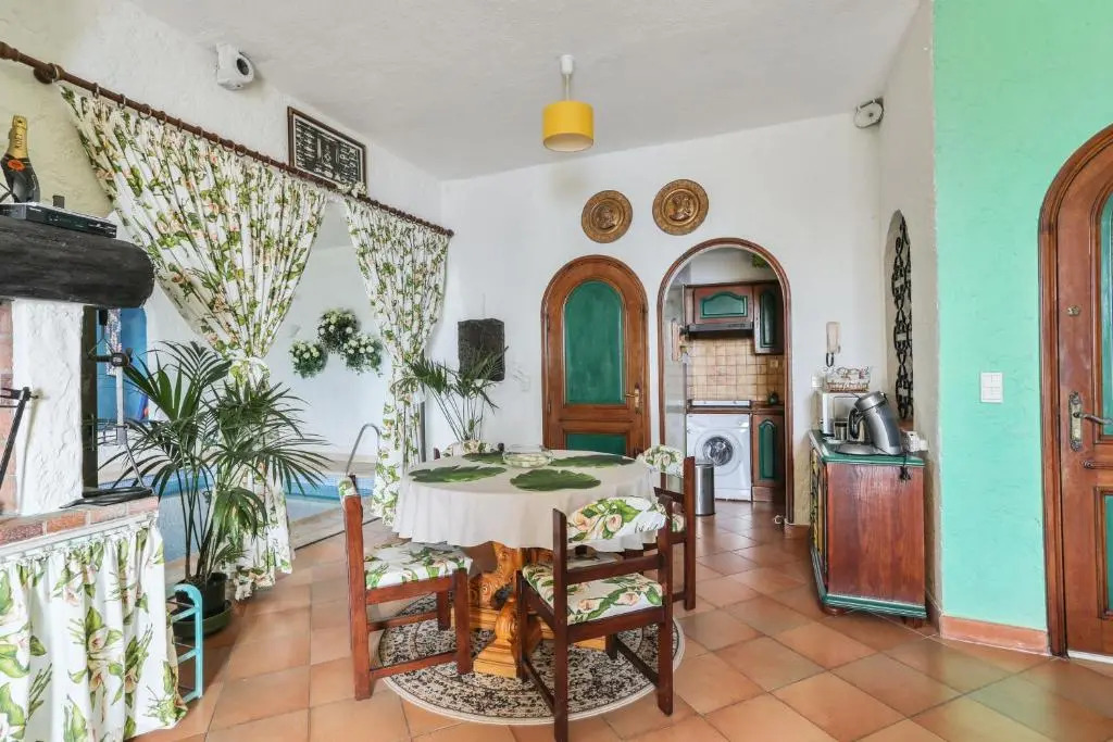 Studio en bord de mer à Menton avec piscine privée 80 m²