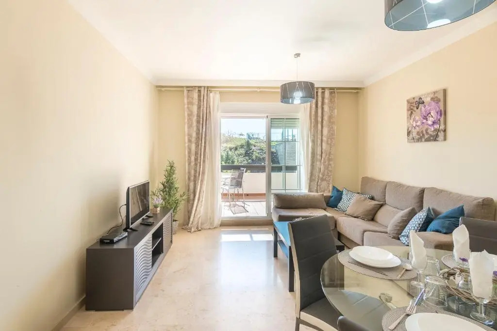 2197-Superb 2bedrooms in residence with pool!