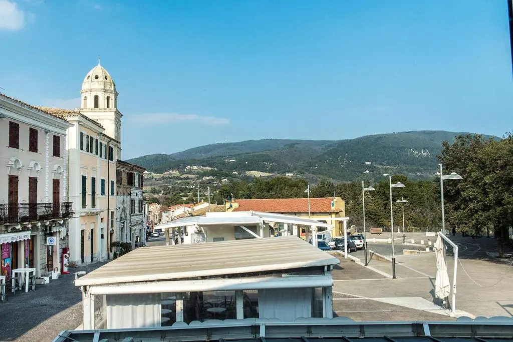 S35 - Sirolo, Trilocale in Piazza Con Vista Mare