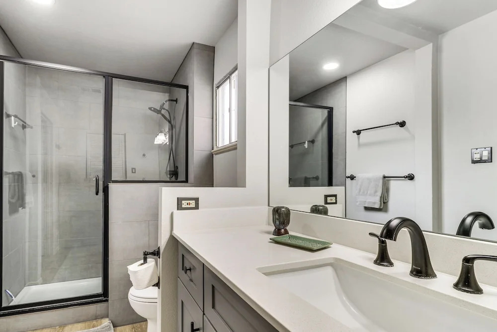Walk to Unm! Quiet Extended Escape w/ Patio