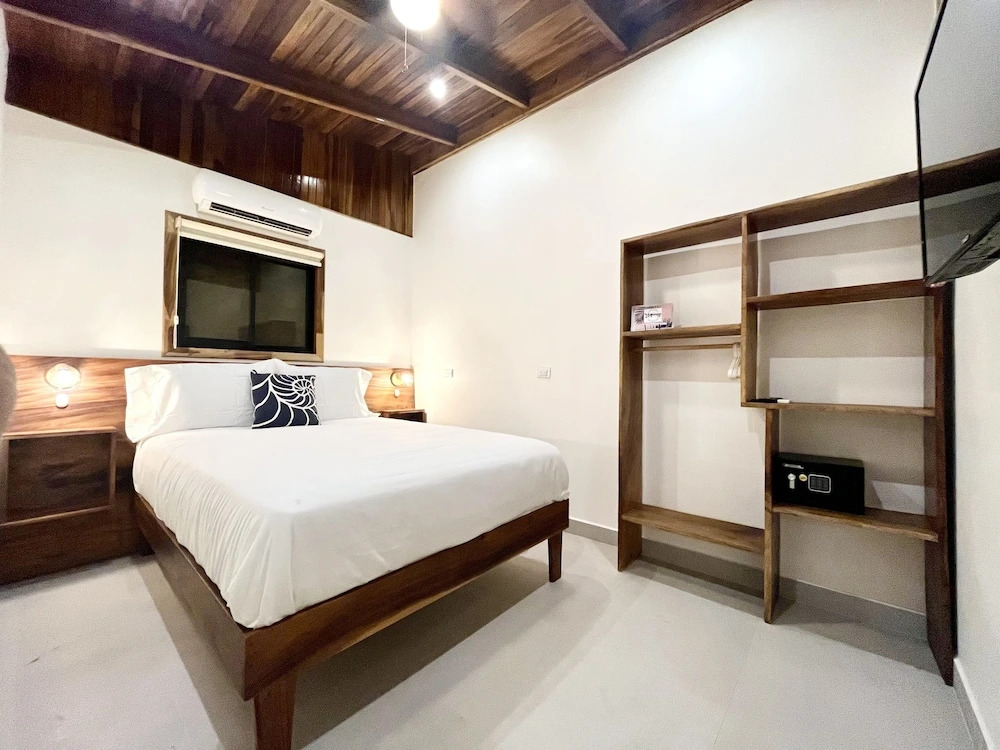 Makanas Beach Bungalows