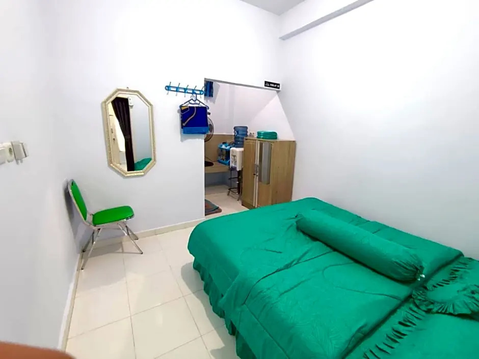 RedDoorz Syariah at Penginapan Queen Sungai Penuh