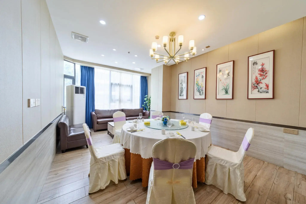 Qianhai Holiday Hotel