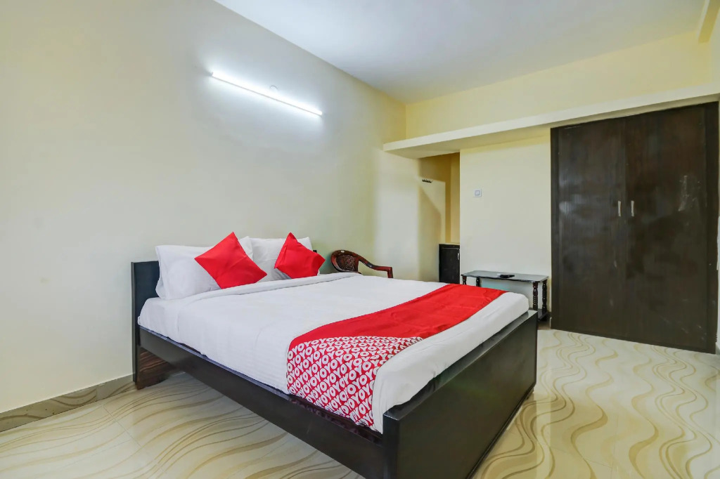 OYO Flagship 63029 Aruthraa Residency