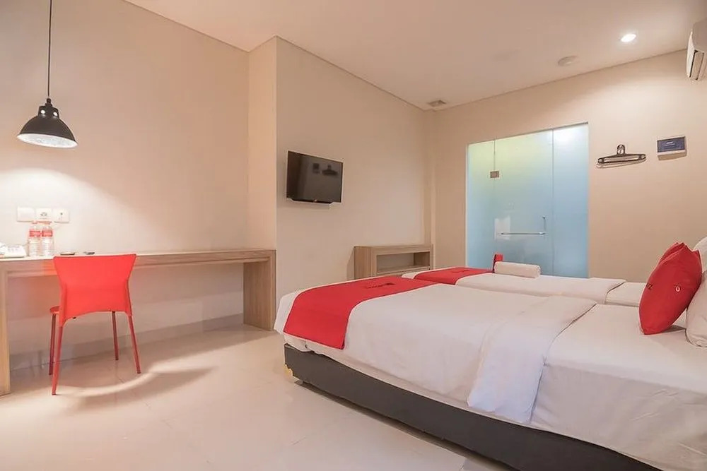 RedDoorz Plus Near Maranatha University 5