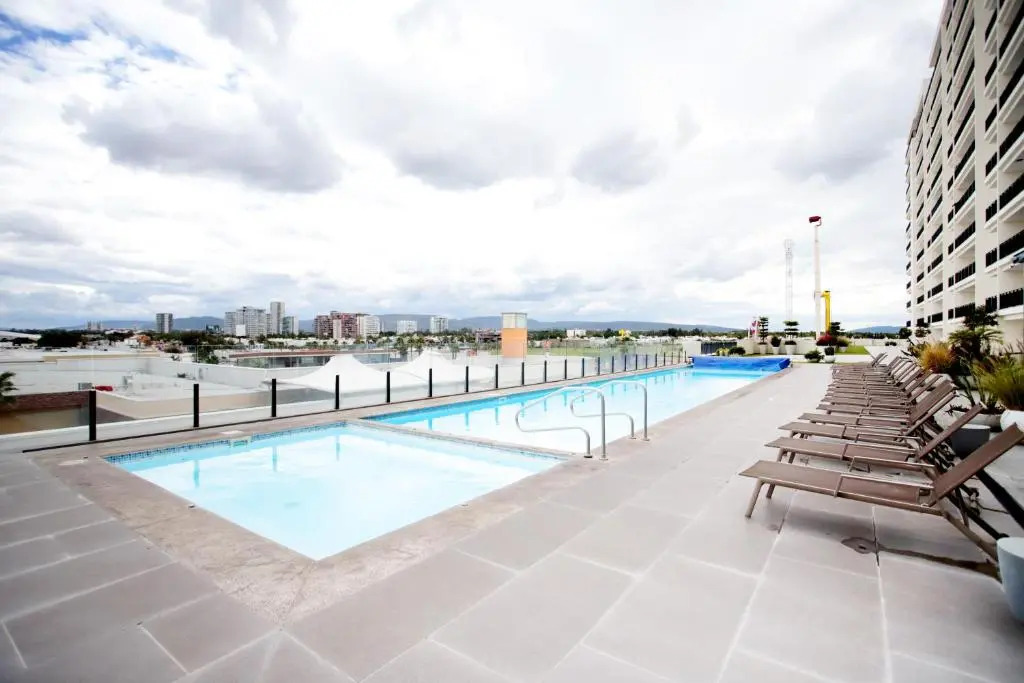 RealLuxe Stylish apartment with pool and gym