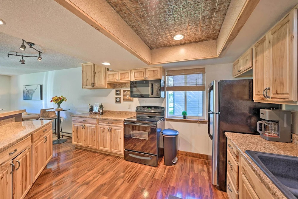 Cozy & Chic Mountain Condo w/ Community Perks