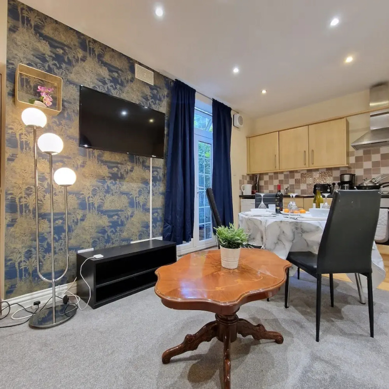 2-Bedroom with Free Parking in Coventry