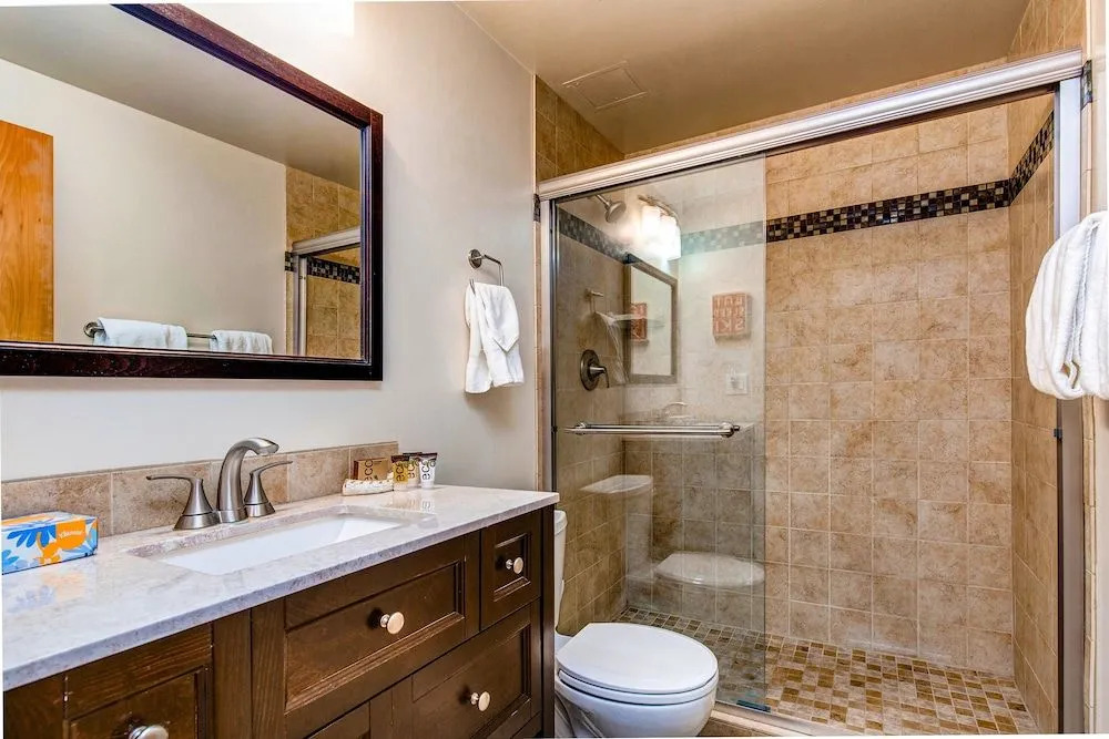 2BR Condo in Perfect Location by RedAwning