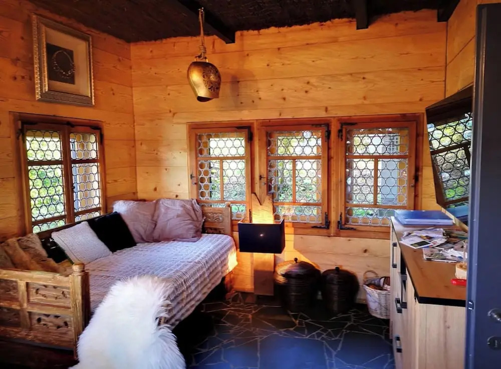 Chalet with panoramic views of the mountains of the Oberland and Lake Thun