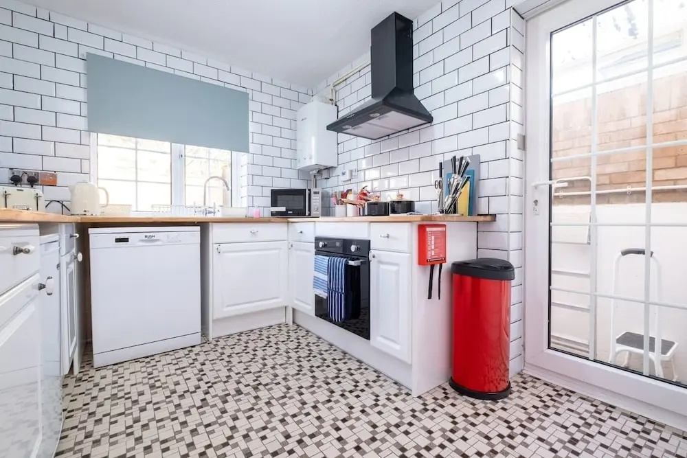 House With Sauna, hot Tub, gym & Parking