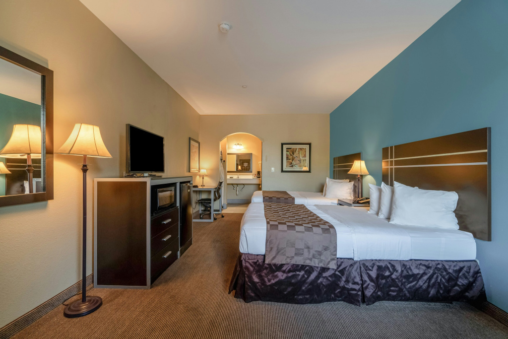 Moulton Inn & Suites By OYO Near Shiner TX