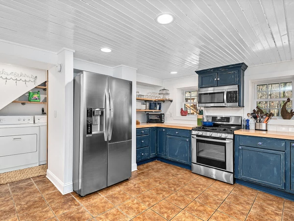 Lakefront 4BR w Screened Porch