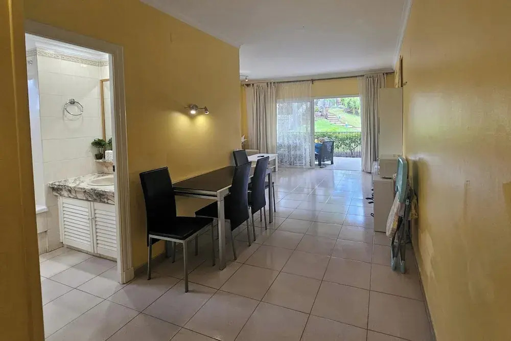 1 Bed Apt Sleeps 5 - Indoor Pool - Free Parking