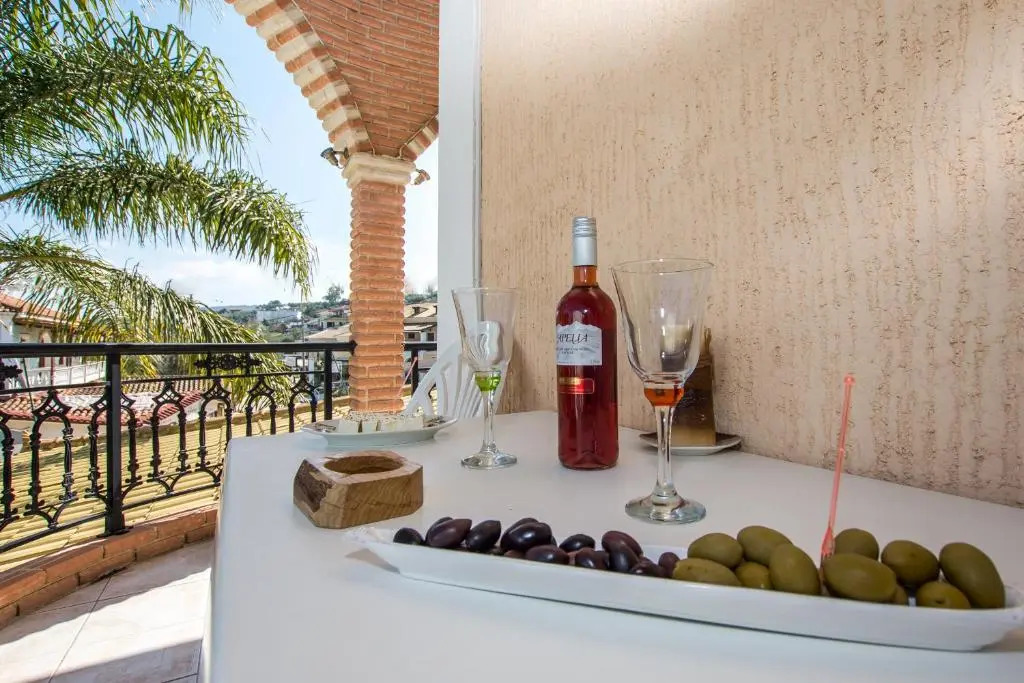 Paradise Bar Apartments