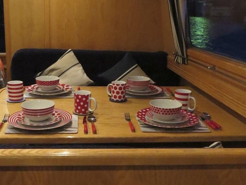 Houseboat Hotels