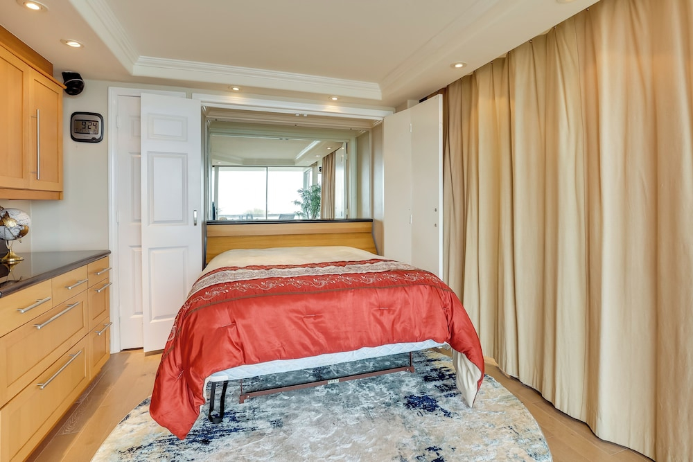 Walk to Beach: Condo w/ Pool Access in Oceanside