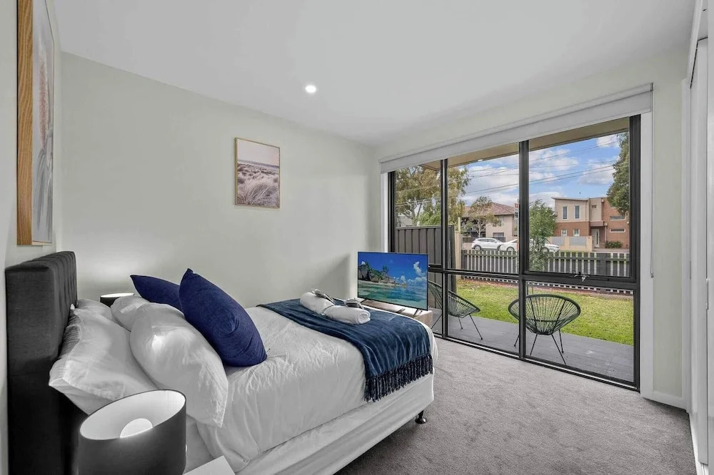 Luxurious 3-bedroom Townhouse in Charming Maidstone 7 KM TO CBD