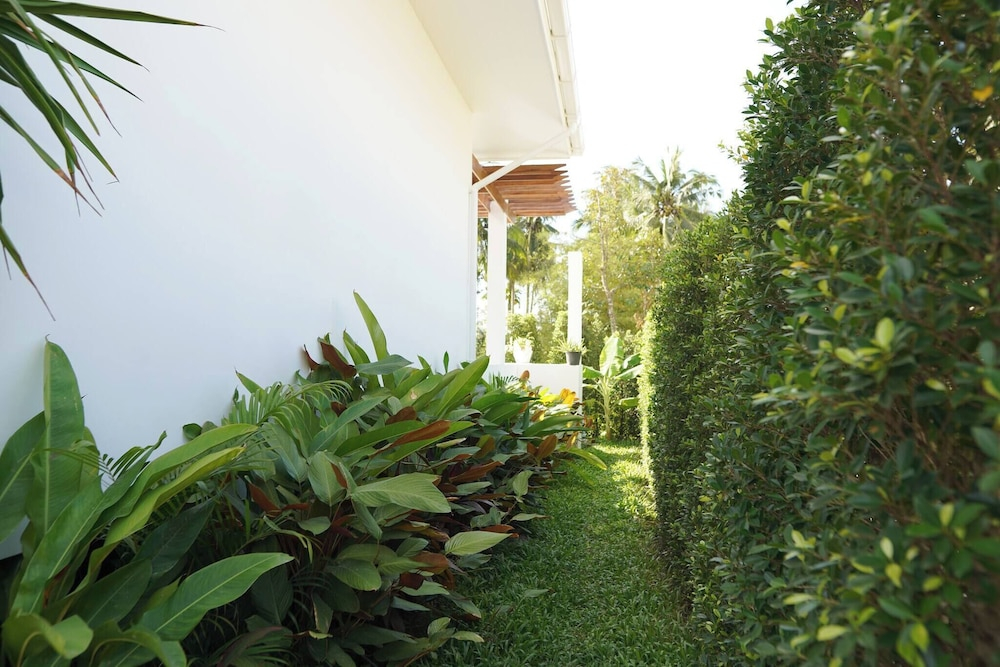 O3 Green 2b Garden Pool Villa and Unique Furniture