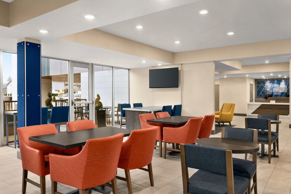 Holiday Inn Express & Suites Evansville Downtown