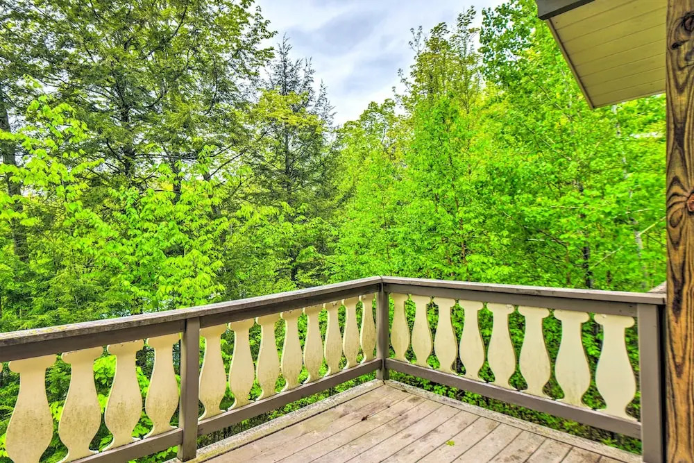 Spacious Bartlett Home w/ Fireplace + Kitchen