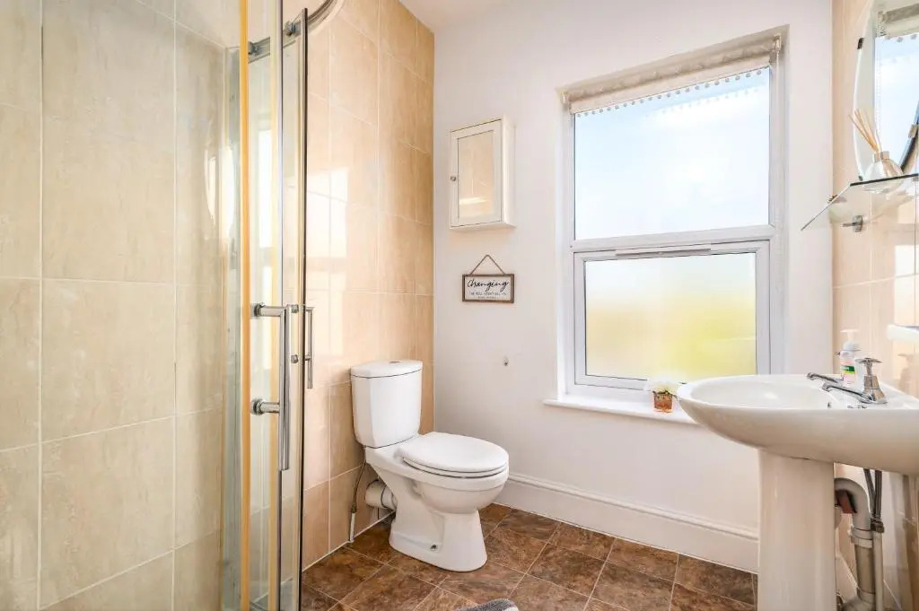 Large Contractor House in Great Location with FREE Parking - Staycation welcome by ComfyWorkers
