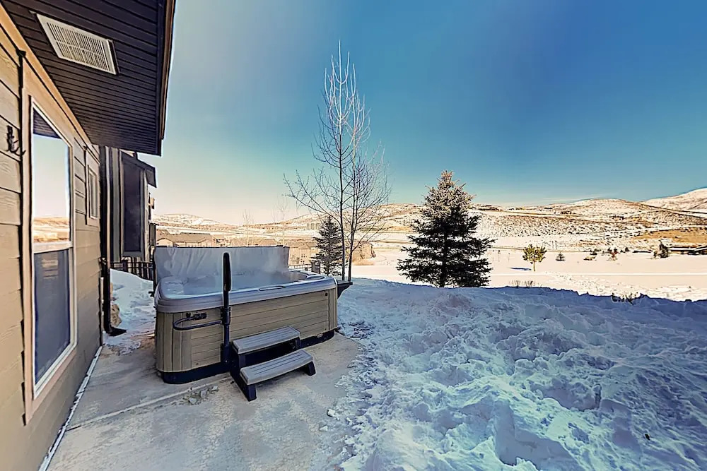 New Listing! Mountain W/ Hot Tub & Deck 5 Bedroom Townhouse