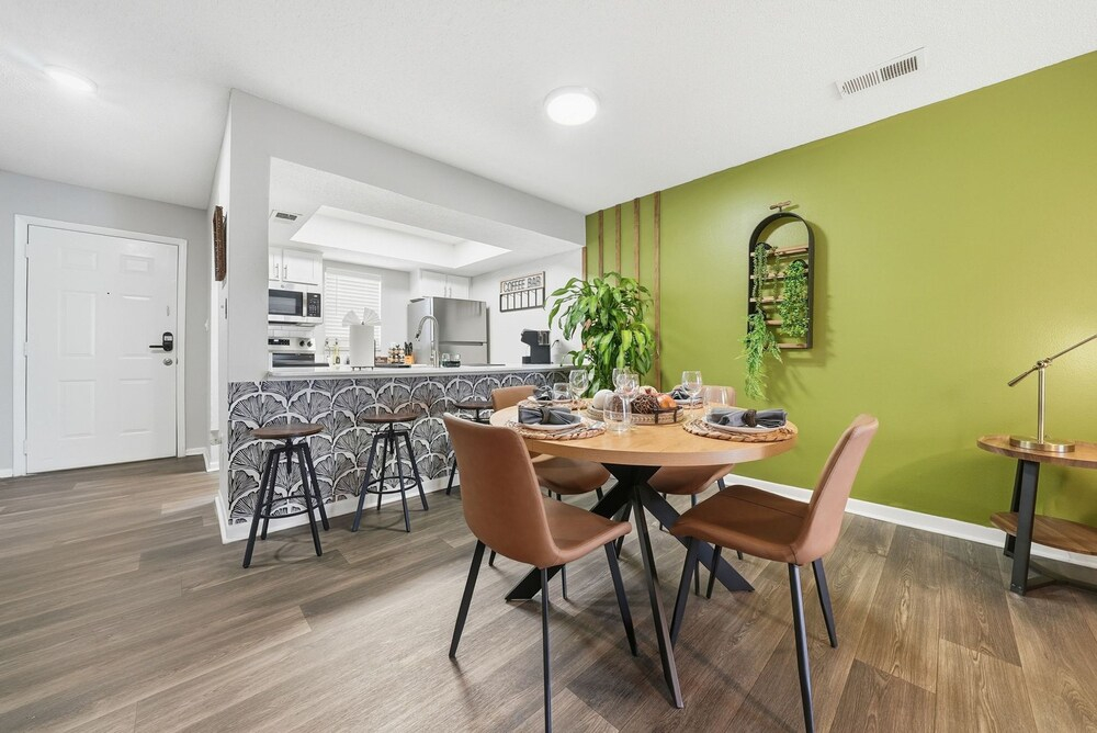 Modern 2BR 2BA w King Bed Pool Gym 10
