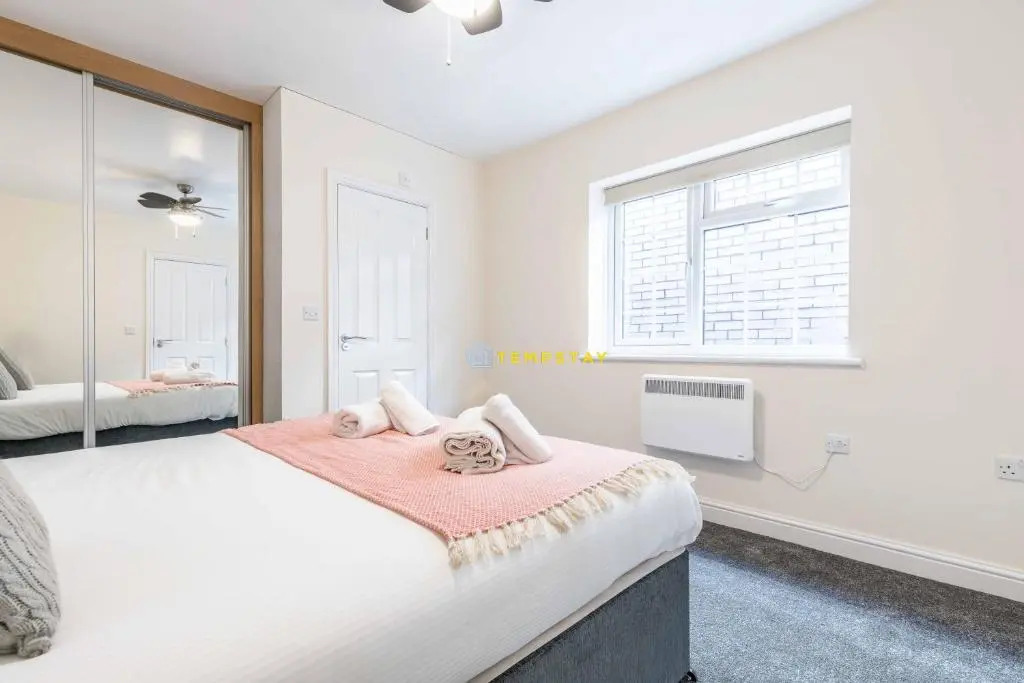 2 BED Modern apartment. Close to station & PARKING