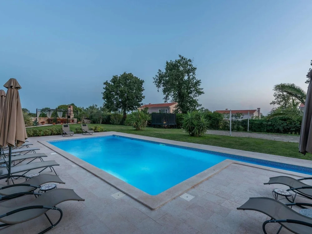 Picturesque Villa in Verteneglio With Pool