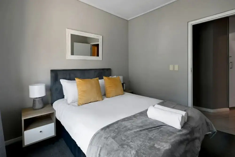 Modern 3-bed Apt Designer Touch Mountain Views