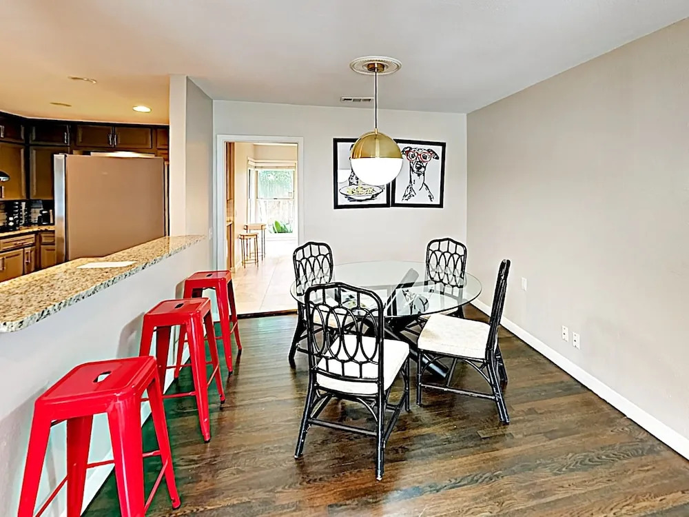 3BR 2BA Remodeled Rosedale House by RedAwning