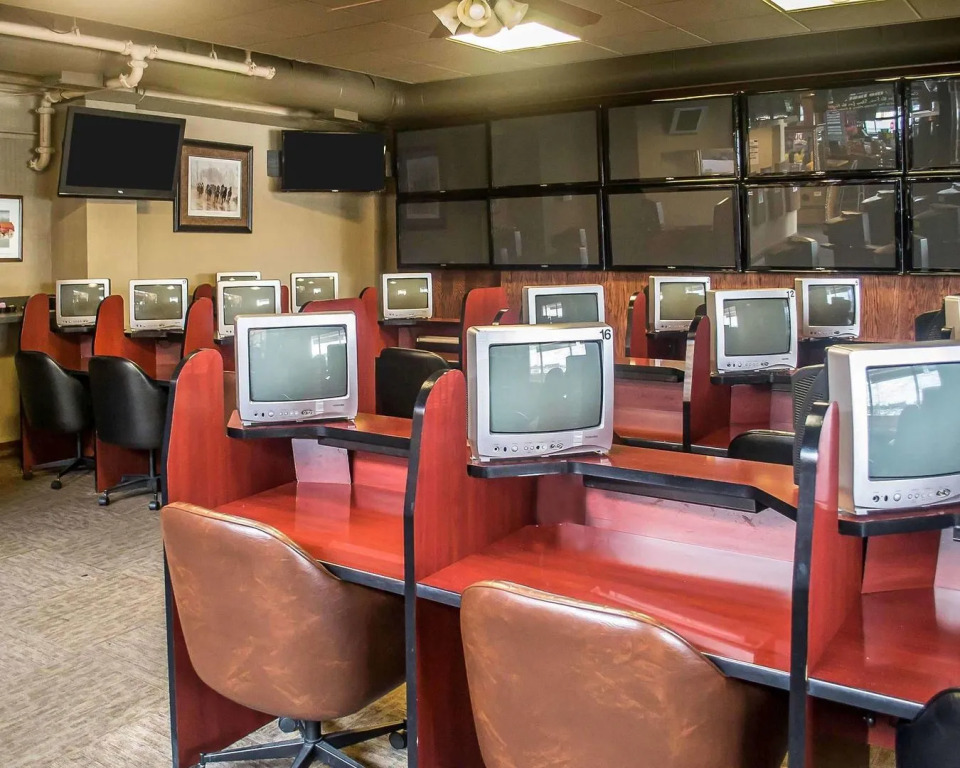 Cedar Stables Inn & Suites