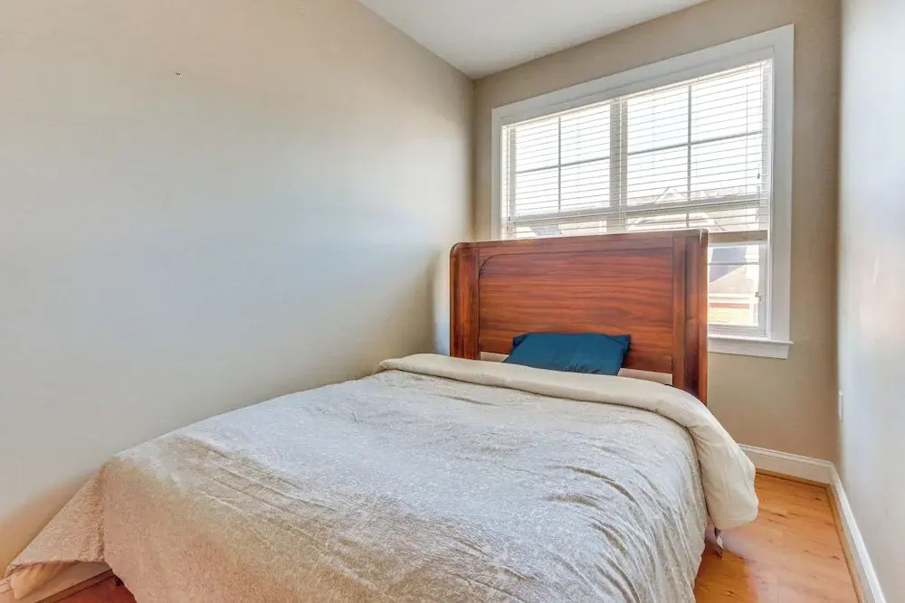 Modern 3BR Townhome 3 Mi to Dulles & Reston TC