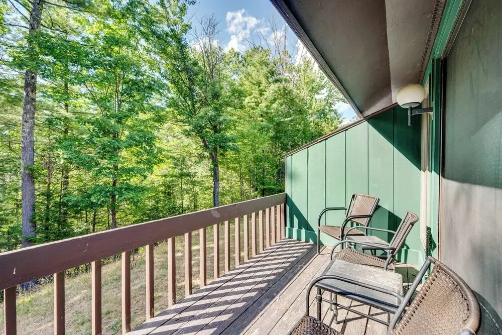 Near Skiing & Hiking! North Conway Gem w/ Balcony