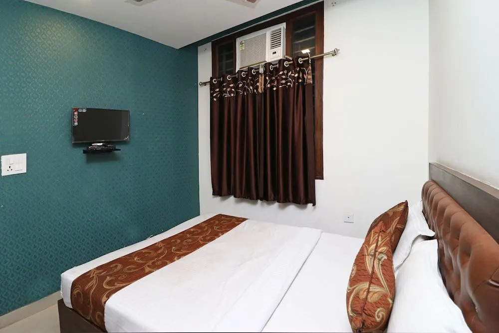 OYO 11648 CP Residency