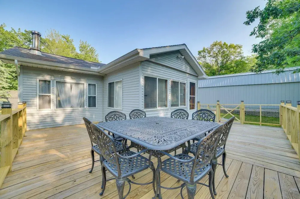 Quiet Family Home w/ Yard < 1 Mi to Houghton Lake!