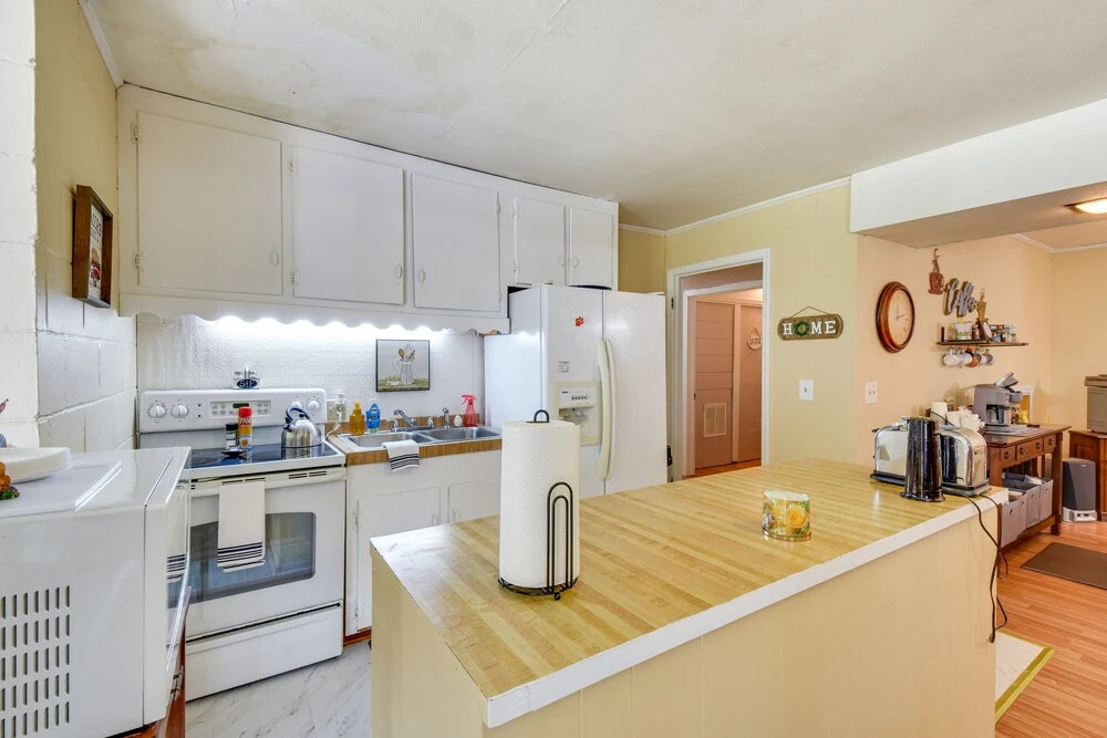Seneca Abode w/ Furnished Deck < 10 Mi to Clemson!