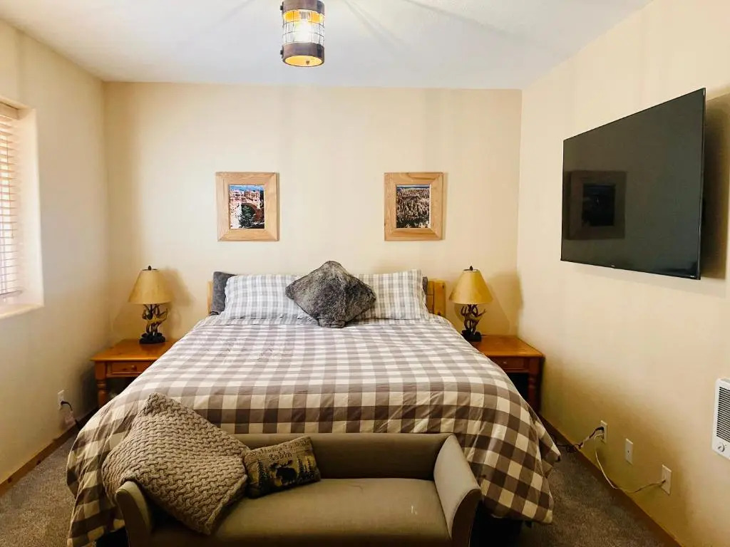 Adventure Awaits 3King Bed,2Bath Log Cabin in heart of Duck Creek Village