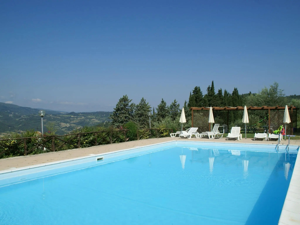 Detached, cozy cottage in vineyard with swimming pool and views over Tuscany