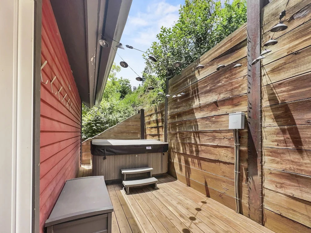136 Top Of Main! Secret Daly Hideaway W/ Hot Tub! Walk To Main Street! 4 Bedroom Home by RedAwning