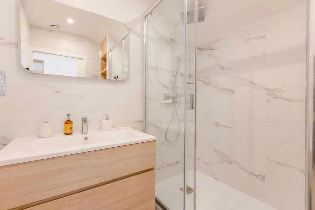 SERRENDY Stylish 2-bedroom apartment 1-minute walk to beaches