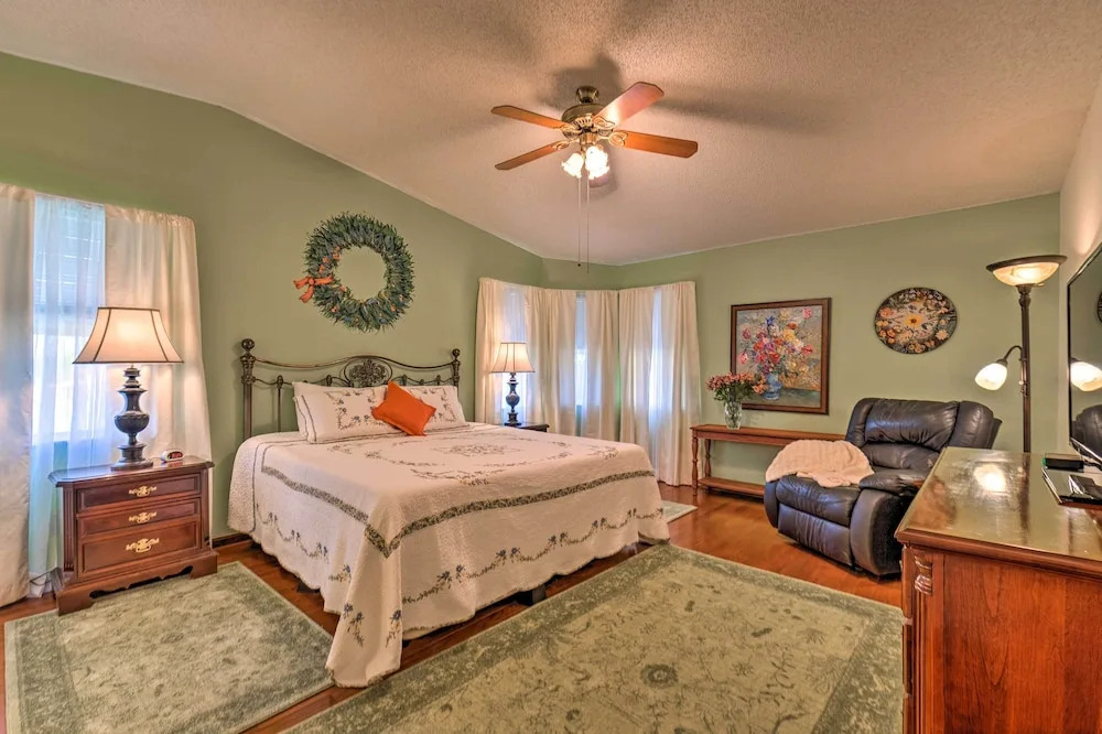 Lovely Lady Lake Home w/ Resort Amenities & Lanai!