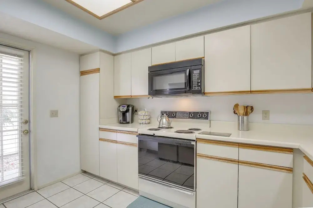 Steps to Community Pool & Spa: Palm Desert Condo!