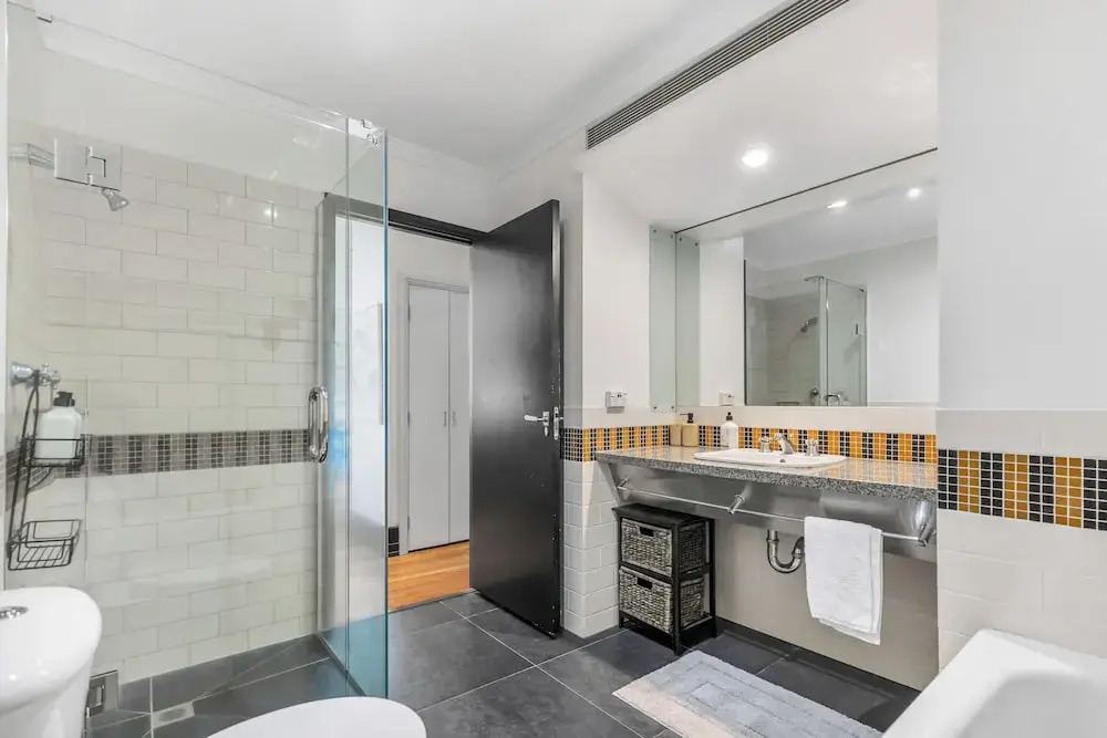 Spacious 2BR in CBD Pool Gym Parking Zodiak Stays