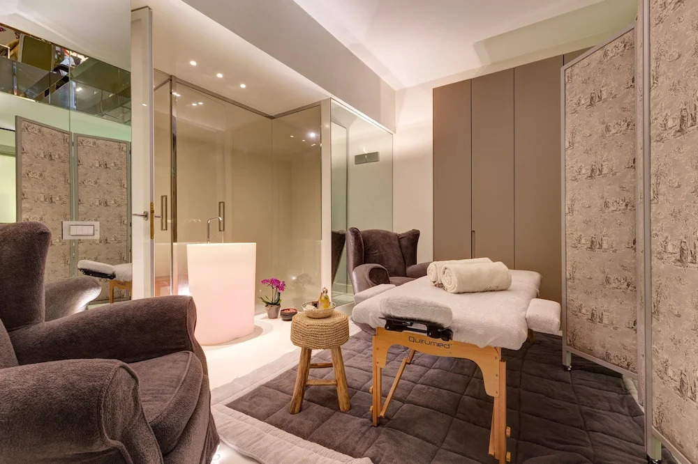 Domus Domitia Luxury House