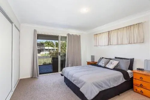 14 Zircon Street Centrally Located Family Home With Covered Deck Close To Patrolled Beach & Shops