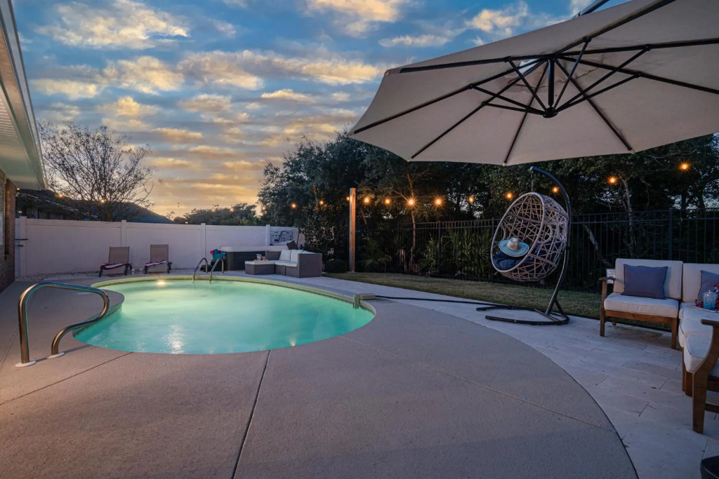 Pet friendly! Modern beach house with private heated pool-7 min walk to private beach access